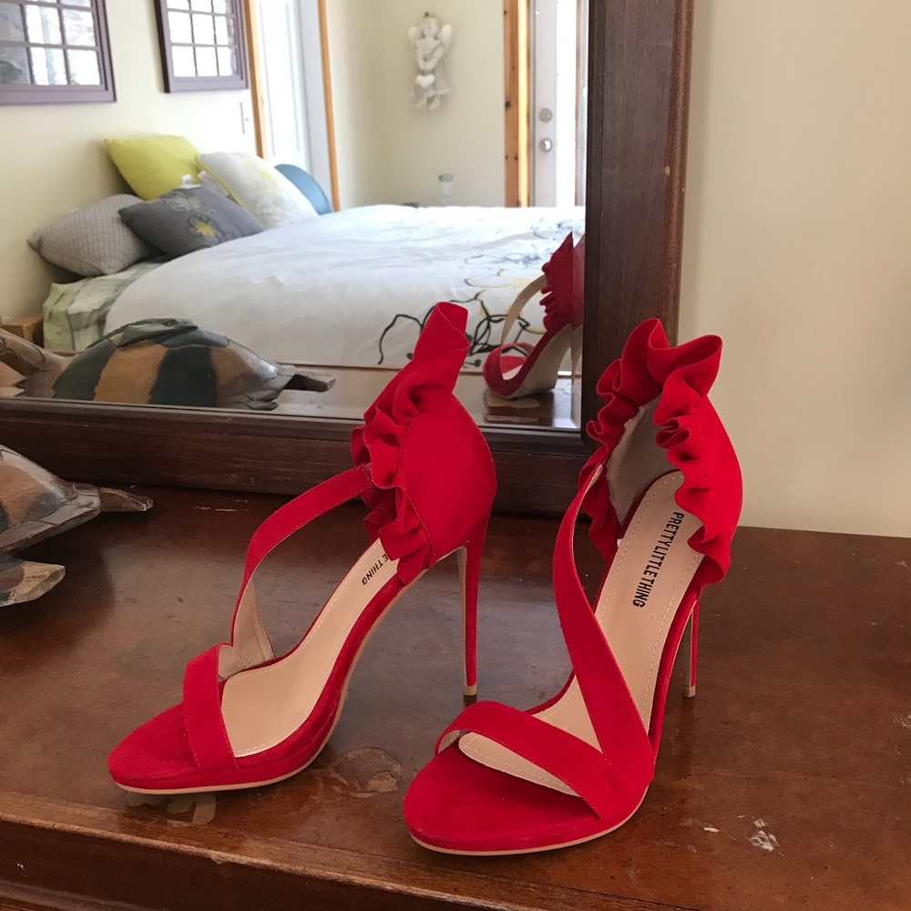 Red velvet ruffle heels 👠 - Picture 2 of 3
